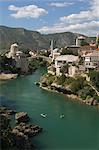 Le nouveau vieux pont sur le rapide qui coule la rivière Neretva, Mostar, Bosnie, Bosnie-Herzégovine, Europe