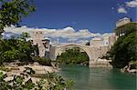 Die neue alte Brücke über den schnell fließenden Fluss Neretva, Mostar, Bosnien, Bosnien-Hertzegovina, Europa