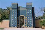 Reconstruction de la porte d'Ishtar, entrée au site archéologique, Babylone, Mésopotamie, Irak, Moyen-Orient