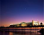 Jetée de Brighton à la nuit tombante, Brighton, Sussex, Angleterre, Royaume-Uni, Europe