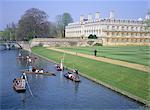 Promenade en barque sur le dos, la rivière Cam, Clare College, Cambridge, Cambridgeshire, Angleterre, Royaume-Uni, Europe