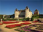 Extérieur du Chateau Rochecourbon et parterres de fleurs colorées dans les jardins à la française, près de Saintes, Loire, Bretagne, Europe