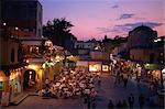 Erhöhte Ansicht des Sandriavani Platzes am Abend mit Open-Air-Restaurants und Cafés in der Altstadt von Rhodos, auf der Insel Rhodos, Dodekanes, griechische Inseln, Griechenland, Europa