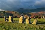 Site archéologique de Preshitoric, cercle de Castlerigg Stone, pierres dressées, avec des montagnes au-delà, près de Keswick, Parc National de Lake District, Cumbria, Angleterre, Royaume-Uni, Europe