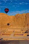Ballon sur Deir El Bahari, le Temple d'Hatchepsout, Cisjordanie, Thèbes, l'Afrique du Nord