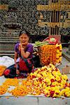 Femme fleurs ventes, temple bouddhiste de Tole d'Asan, Katmandou, vallée de Kathmandu, Népal, Asie