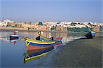 Boote zu verkaufen mit der Skyline der Stadt Rabat im Hintergrund, Nordafrika, Marokko