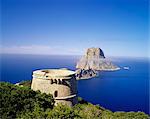 Vue sur la tour de défense et de l'île rocheuse de Es Vedra, près de Sant Antoni, Ibiza, îles Baléares, Espagne, Méditerranée, Europe