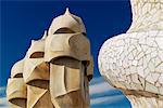 Die bizarre Schornsteine von Gaudis Casa Mila, La Pedrera, Barcelona, Katalonien (Catalunya) (Cataluna), Spanien, Europa
