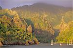 Île de Fatu Iva paysage et bateaux, baie des vierges, de Hanavave, côtière, archipel des Marquises, Polynésie française, îles du Pacifique Sud, Pacifique