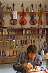 Maître fabricant de guitares, atelier de Jean-Jacques Pages, guitare faire capitale, Mirecourt, Vosges, Lorraine, France, Europe