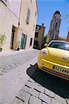 Voiture coccinelle jaune, St. Tropez, Cote d'Azur, France