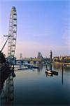 Das London Eye (Millennium Wheel), Themse und Houses of Parliament und Big Ben alle in Hintergrund, London, England, Vereinigtes Königreich, Europa