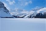 Incliner le lac en hiver, les montagnes Rocheuses, en Alberta, Canada