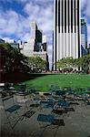 Stühle im Freien, Bryant Park, New York City, New York, Vereinigte Staaten von Amerika, Nordamerika