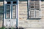 Gebrochene Fensterläden an Tür und Fenster auf Holzhaus, Barbados, Antillen, Karibik, Mittelamerika