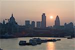 Sonnenaufgang über der City of London und Themse, London, England, Vereinigtes Königreich, Europa