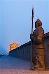 Ornementale garde sur le dernier restant intacte dynastie Ming ville mur en Chine, Pingyao (Ping Yao), patrimoine mondial de l'UNESCO, la Province du Shanxi, Chine, Asie