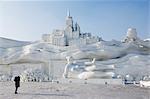 Eine einsame Person Fotografieren eine riesige Skulptur auf Schnee und Eis-Skulptur-Festival auf Sun Island Park, Provinz Harbin, Heilongjiang, Nordostchina, China, Asien