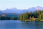 Štrbské pleso (lac) et les sommets des montagnes de Vysoké Tatry au coucher du soleil, Vysoke Tatry, Slovaquie, Europe