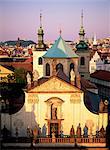 Église chrétienne et les flèches de la city skyline, Prague, République tchèque, Europe