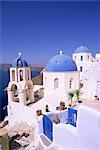 Kuppeln und Glockenturm der blauen und weißen christlichen Kirche, Oia (Ia), Santorini (Thira), Kykladen, Ägäis, Griechenland, Europa