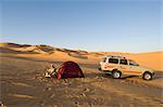 Tente et SUV au désert, Erg Awbari, Sahara desert, Fezzan (Libye), l'Afrique du Nord, Afrique