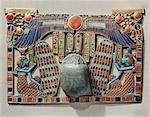 Pectorales décoré de scarabée ailé, protégée par les déesses Isis et Nephthys, fabriqués à partir or cloisonné avec pâte de verre, de la tombe du pharaon Toutankhamon, découvert dans la vallée des rois, Thèbes, Maghreb, Afrique