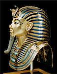 Masque funéraire de Toutankhamon en or massif incrusté de pierres semi-précieuses et pâte de verre, de la tombe du pharaon Toutankhamon, découvert dans la vallée des rois, Thèbes, Afrique du Nord Afrique