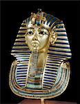Masque funéraire de Toutankhamon en or massif incrusté de pierres semi-précieuses et pâte de verre, de la tombe du pharaon Toutankhamon, découvert dans la vallée des rois, Thèbes, Afrique du Nord Afrique