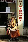 Sadhu (Saint homme hindou) assis à l'extérieur d'un café internet, Varanasi (Bénarès), Uttar Pradesh, l'état en Inde, Asie