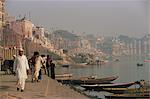 Découvre le long les Ghâts de la rivière Ganges (Ganga), Varanasi (Bénarès), état de l'Uttar Pradesh, Inde, Asie