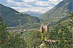 Château de Brunnenburg, aujourd'hui un musée, autrefois maison de Ezra Pound et la vue vers le col de Reschen et Autriche, Dorf Tyrol, Merano, Sud Tyrol (Tyrol du Sud), Bolzano, Trentin-Haut-Adige, Italie, Europe