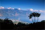 Vue depuis le volcan San Pedro, San Pedro et Lago Atitlan (lac Atitlan), Guatemala, Amérique centrale