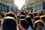 Navetteurs à l'arrêt de bus, Santiago du Chili en Amérique du Sud