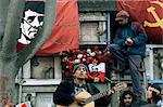 Guitariste joue des chansons de Victor Jara sur sa tombe sur 11 de Septiembre, se souvenant de Victor Jara dont les mains ont été coupées dans le stade National et qui a été ensuite tué pendant le régime, Santiago, Chili, Pinochet en Amérique du Sud