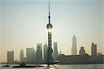 Lujiazui Finanz- und Handelszentrum Zone mit Oriental Pearl Tower und Huangpu-Fluss, Pudong New Area, Shanghai, China, Asien