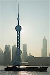 Lujiazui Finanz- und Handelszentrum Zone mit Oriental Pearl Tower und Huangpu-Fluss, Pudong New Area, Shanghai, China, Asien