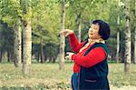 Portrait d'une femme chinoise qui danse dans le parc, les Old Beijing, Beijing, Chine, Asie