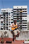 L'homme de jouer de la guitare sur le toit, Buenos Aires, en Argentine, en Amérique du Sud