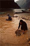 Gold panning, Nong Kiew, Laos, Indochina, Southeast Asia, Asia