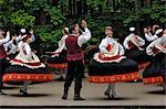 Traditionnelle danse folklorique lettone, réalisée au Musée ethnographique lettonne Open Air (Latvijas etnografiskais brivdabas muzejs), près de Riga, en Lettonie, pays baltes, Europe