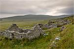 Village déserté au pied du mont Slievemore, semble avoir été abandonnée pendant la grande famine, Irlande d'Achill, comté Mayo, Connacht, République d'Irlande (Eire), Europe