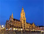 Neues Rathaus (nouvelle mairie), de la Marienplatz, la nuit, à Munich (München / Munich), Bavière (Bayern), Allemagne