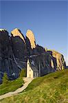 Sella Gruppe et chapelle à Passo di Gardena (Grodner Joch), Dolomites, Italie, Europe