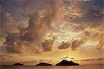 Sonnenaufgang hinter Bainbridge Felsen aus James Island, Galapagos-Inseln, UNESCO World Heritage Site, Ecuador, Pazifik, Südamerika