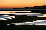Coucher de soleil sur la baie de Luskentyre, à marée basse, west coast de South Harris, Harris, Hébrides extérieures en Écosse, Royaume-Uni, Europe