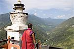Moine bouddhiste surplombant la vallée de la rivière Tsang Puna, Trongsa Dzong, Trongsa, Bhoutan, Himalaya, Asie