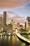 Die Skyline der Innenstadt bei Dämmerung, Miami, Florida, Vereinigte Staaten von Amerika, Nordamerika