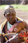 Masai femme et bébé, Masai Mara National Reserve, Kenya, Afrique de l'est, Afrique